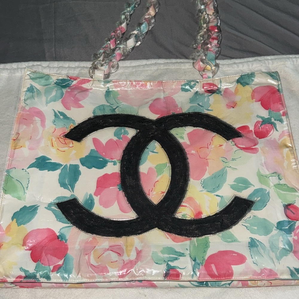 Preloved Chanel white floral vinyl tote bag has a clear plastic resin handles. - Picture 6 of 15